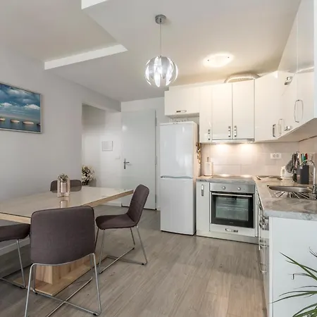 Tiki With Big Terrace Split