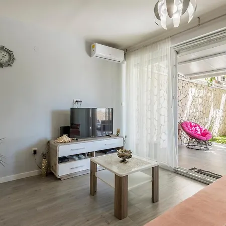 Tiki With Big Terrace Apartment