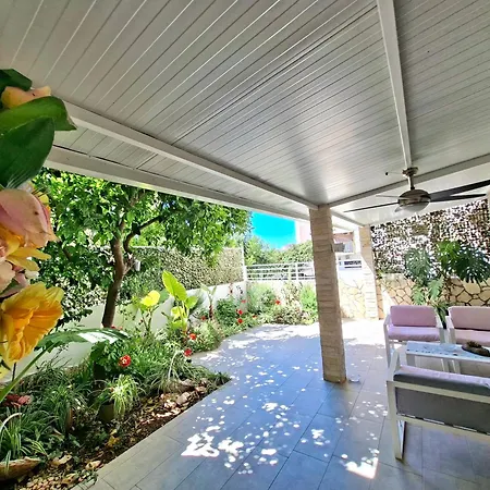 Tiki With A Large Terrace Apartment