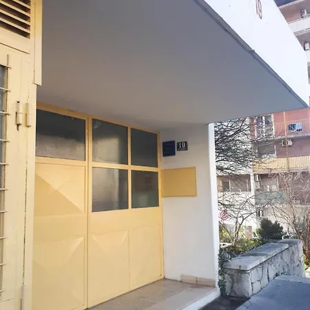 Tiki With Big Terrace Σπλιτ